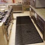 la alfombra antideslizante del piso de la cocina